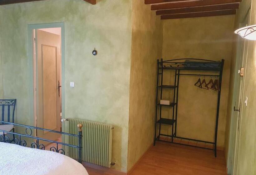 ガーデンビュースタンダードルーム, Ferme équestre & Chambres D Hôtes Gateau Stables Proche Guédelon