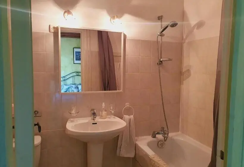 ガーデンビュースタンダードルーム, Ferme équestre & Chambres D Hôtes Gateau Stables Proche Guédelon