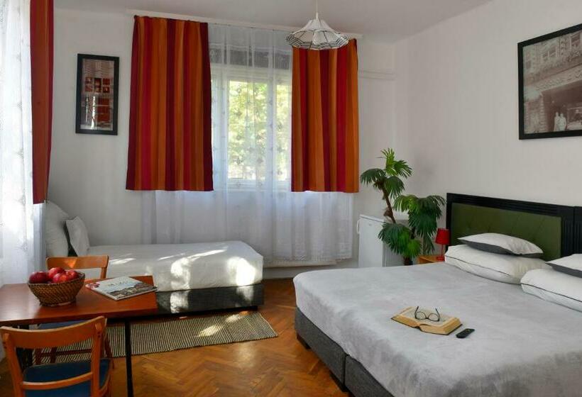 غرفة قياسية ثلاثية, Hagyma Panzió