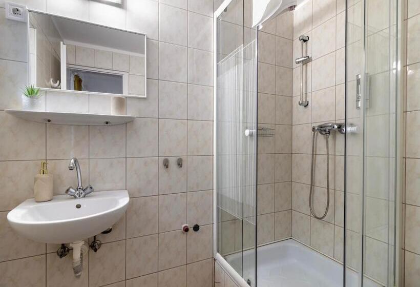 غرفة قياسية ثلاثية, Hagyma Panzió