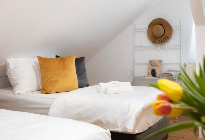 غرفة قياسية ثلاثية, Hagyma Panzió