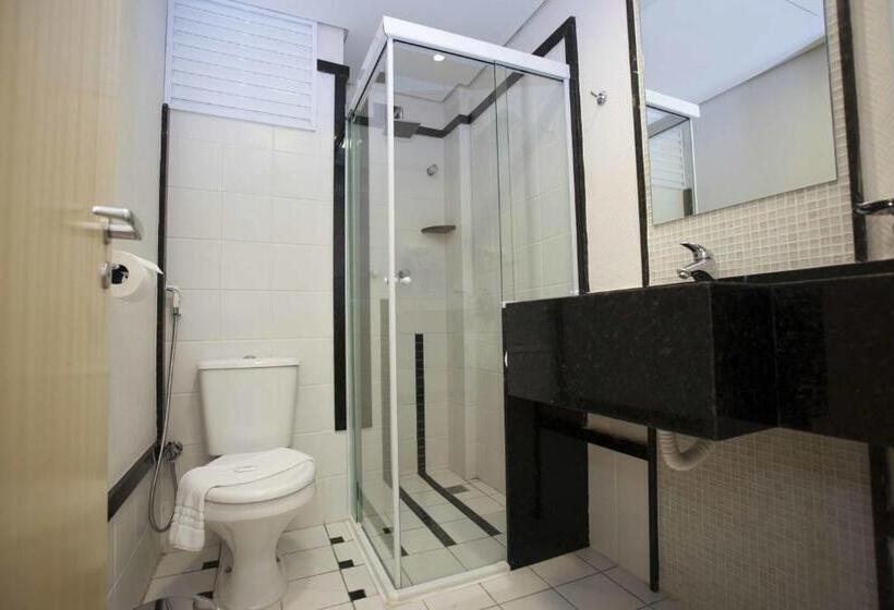 חדר פרמיום לשלושה, Estoril