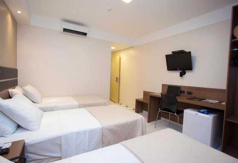 חדר פרמיום לשלושה, Estoril