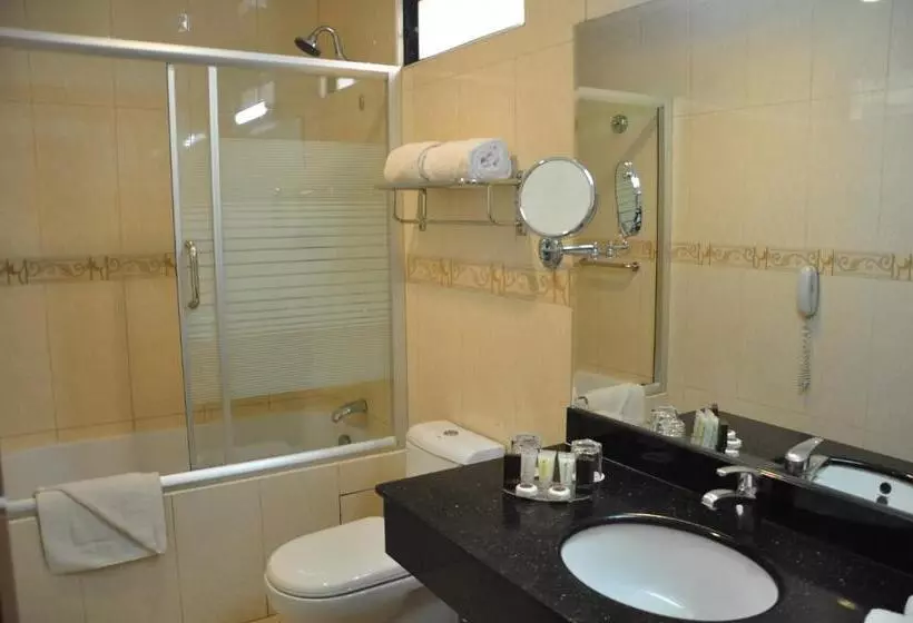 Habitació Triple Clàssica, Kingdom