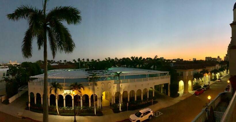 إستديو قياسى مزود بشرفة, Palm Beach Historic Hotel With Juliette Balconies! 2 Blocks From Beach!