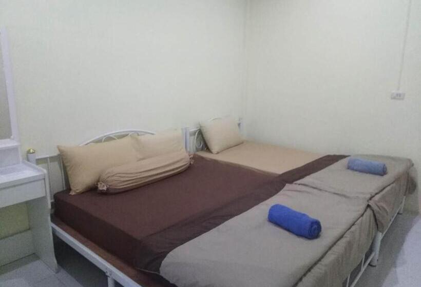 스탠다드 트리플 룸, บ้านสวนวารินทร์ รีสอร์ท