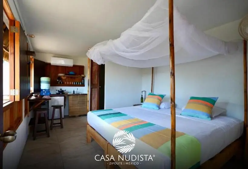 スタンダードバンガロー, Casa Nudista Lgbt