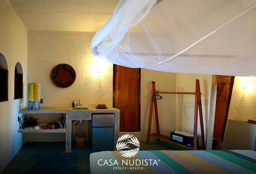 スタンダードバンガロー, Casa Nudista   Lgbt
