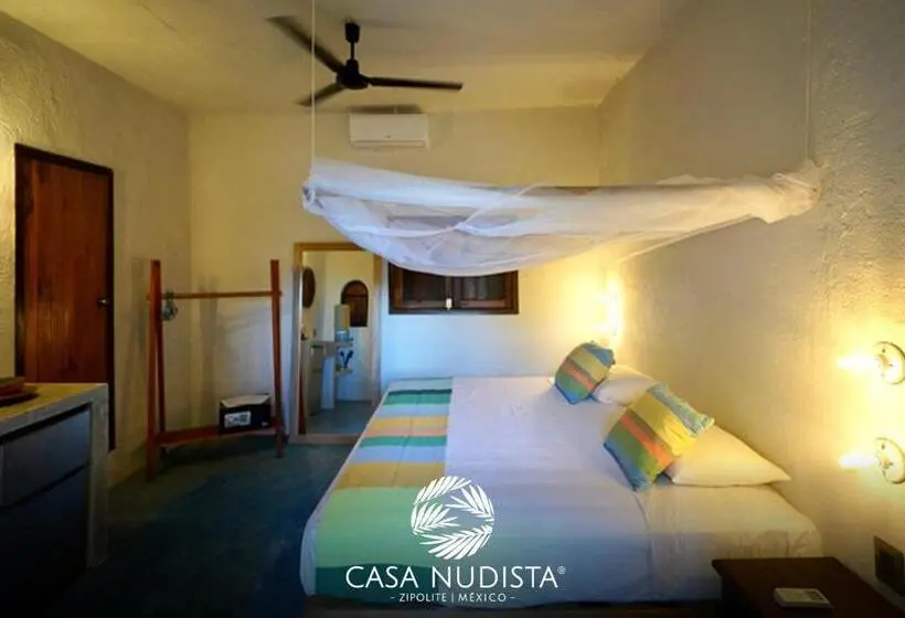 スタンダードバンガロー, Casa Nudista Lgbt