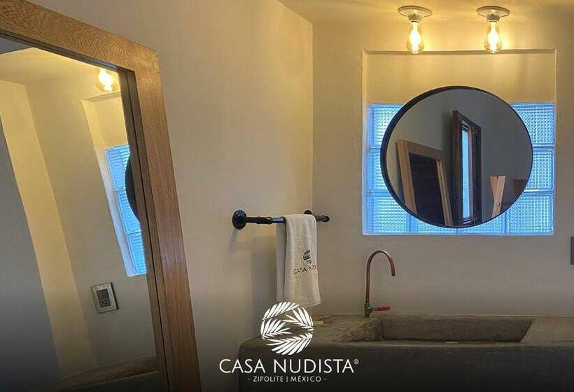 스탠다드 방갈로, Casa Nudista   Lgbt