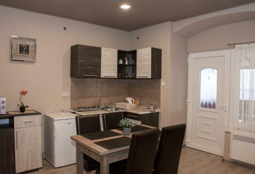 סטודיו משפחתי, Aranyfürt Vendégház