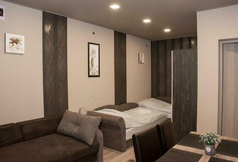 סטודיו משפחתי, Aranyfürt Vendégház