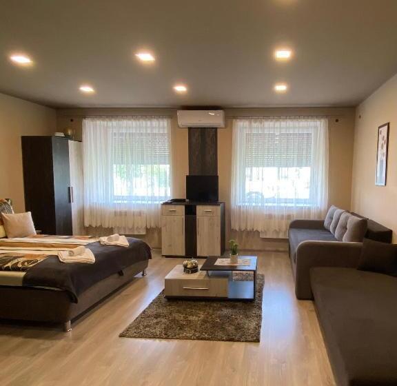 חדר משפחתי, Aranyfürt Vendégház