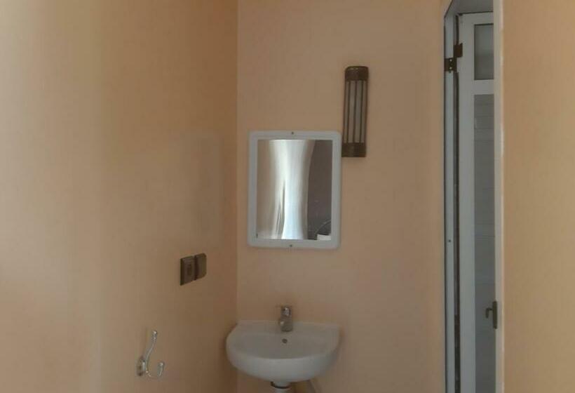 ベーシックトリプルルーム, Guests House