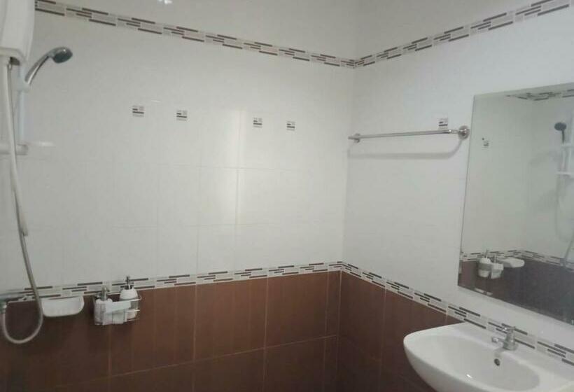 Economy Triple Room, เคทู เกสเฮาส์