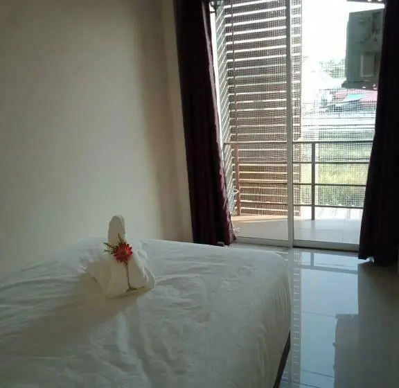 Economy Triple Room, เคทู เกสเฮาส์