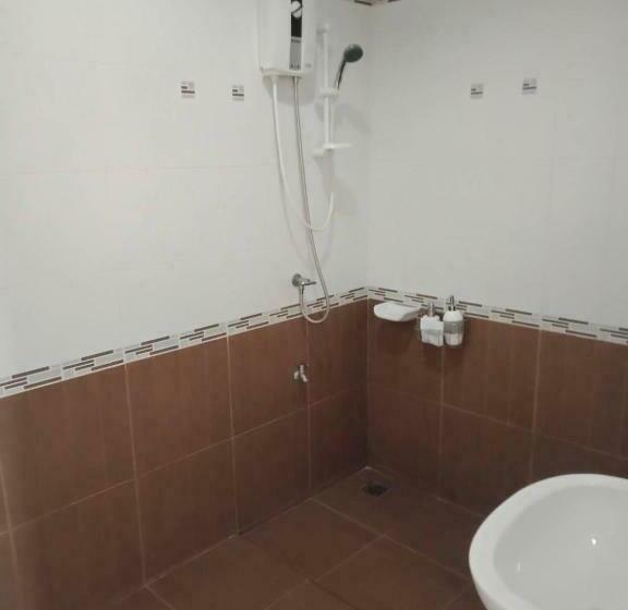 Economy Triple Room, เคทู เกสเฮาส์