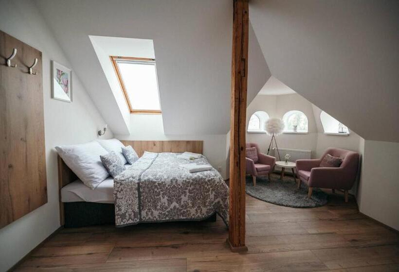 דירת שלושה חדרים, Vila Jáchymov