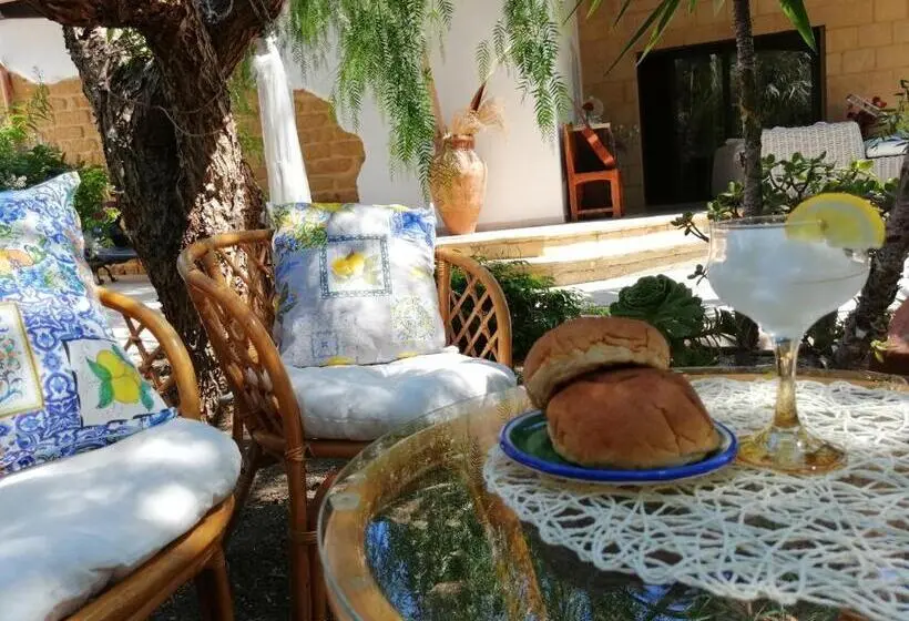 اتاق استاندارد سه تخته با چشم‌انداز باغ, Lumie Di Sicilia