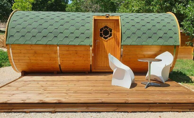 بنجلو قياسى, Les Tonneaux Bourguignons Du Carré Saint Pierre