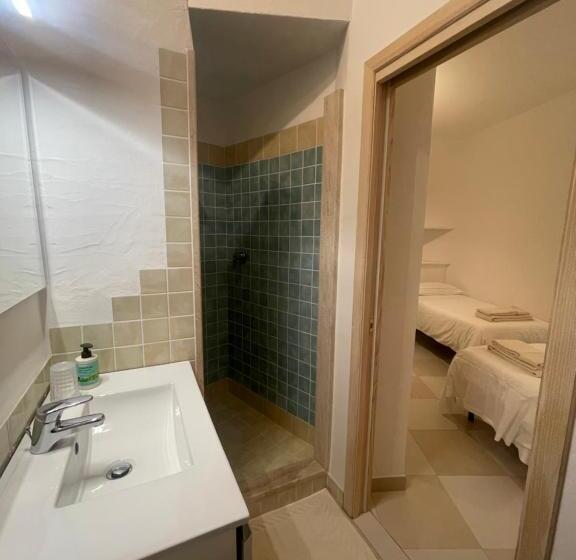 חדר סטנדרט, The Square Depandance