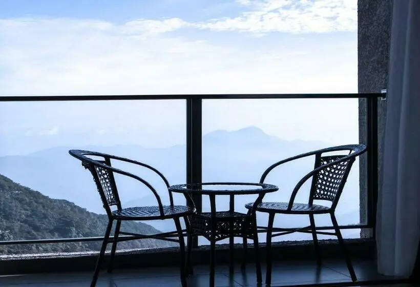 سوئیت با بالکن, Sky D Mont Suites