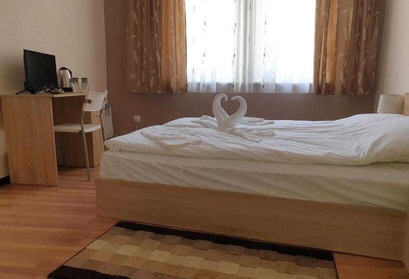 Cameră Standard cu Baie Comună, валентино