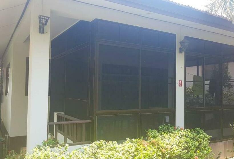 בקתה סטנדרטית, Niracha Chaweng House