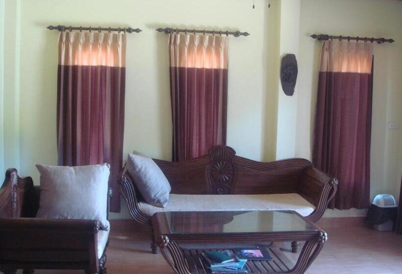 إستديو عائلى, Niracha Chaweng House