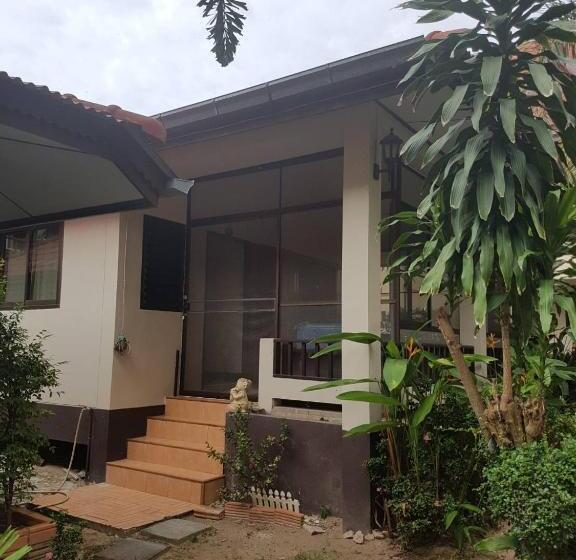 بنجلو قياسى, Niracha Chaweng House