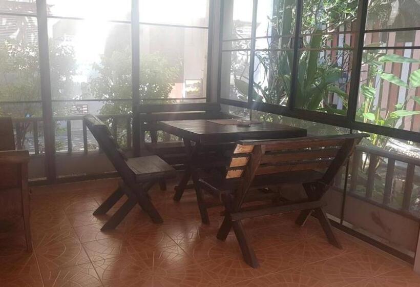 スタンダードバンガロー, Niracha Chaweng House