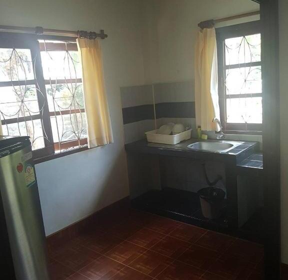 בקתה סטנדרטית, Niracha Chaweng House