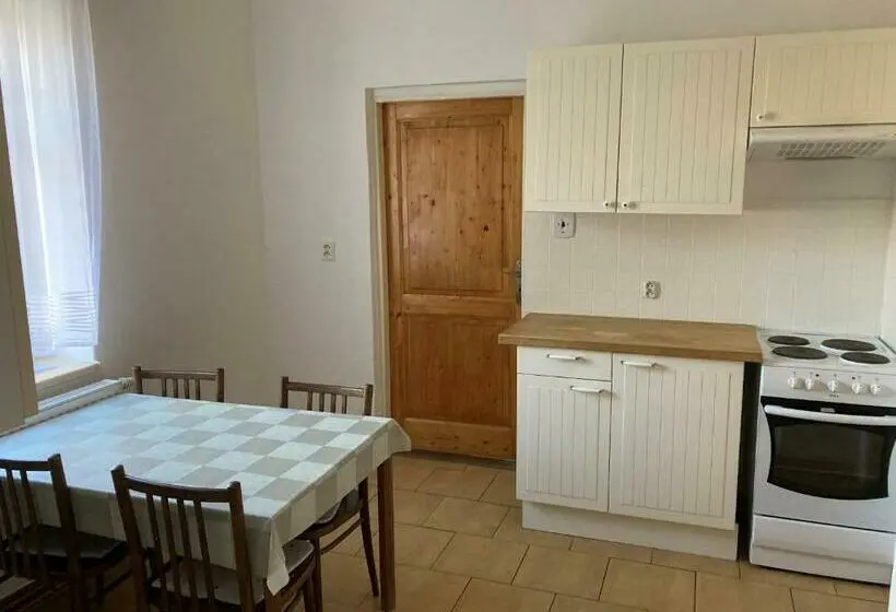 Huoneisto 1 Makuuhuone Pohjakerros, Pension Pošta