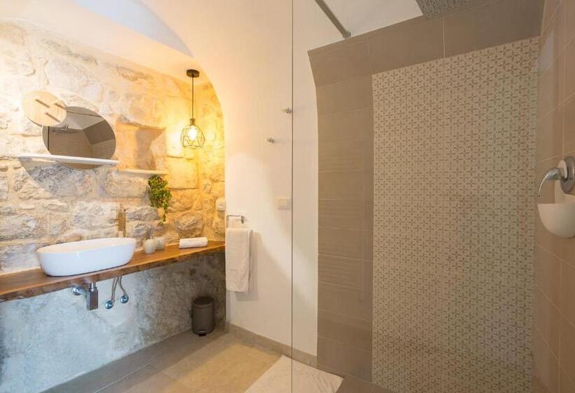 חדר סטנדרט, Evoca