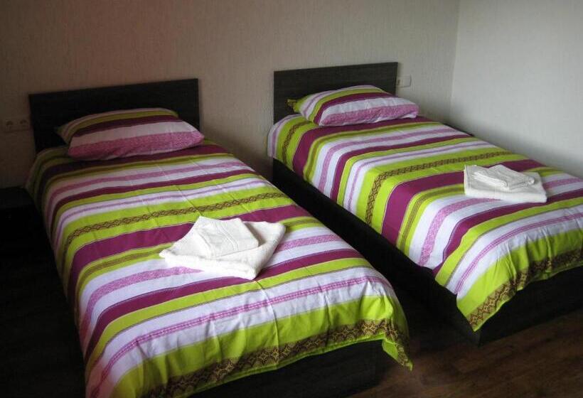 Апартаменты 2 Спальни, къща за гости романс