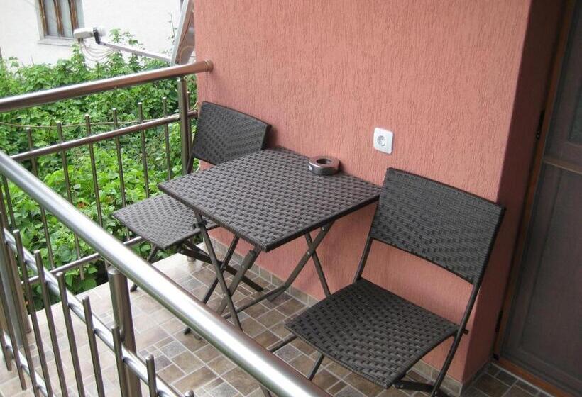 Апартаменты 2 Спальни, къща за гости романс