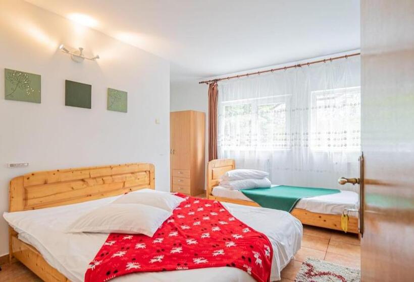 غرفة قياسية ثلاثية مزودة بشرفة, Casa Zura