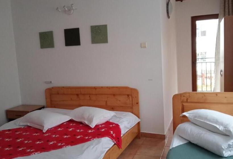 غرفة قياسية ثلاثية مزودة بشرفة, Casa Zura