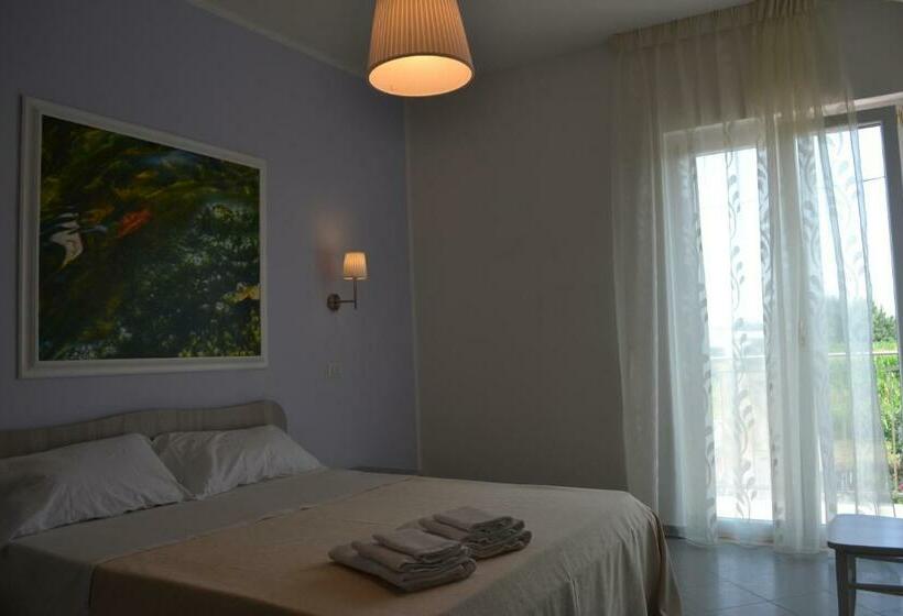 اتاق لوکس با بالکن, Silarus B&b