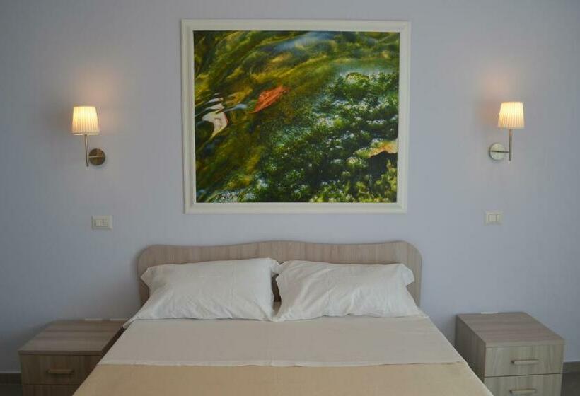 اتاق لوکس با بالکن, Silarus B&b