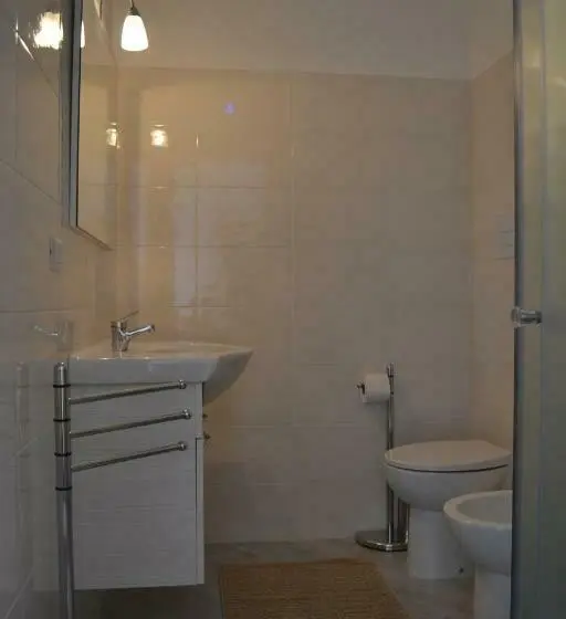 اتاق لوکس با بالکن, Silarus B&b