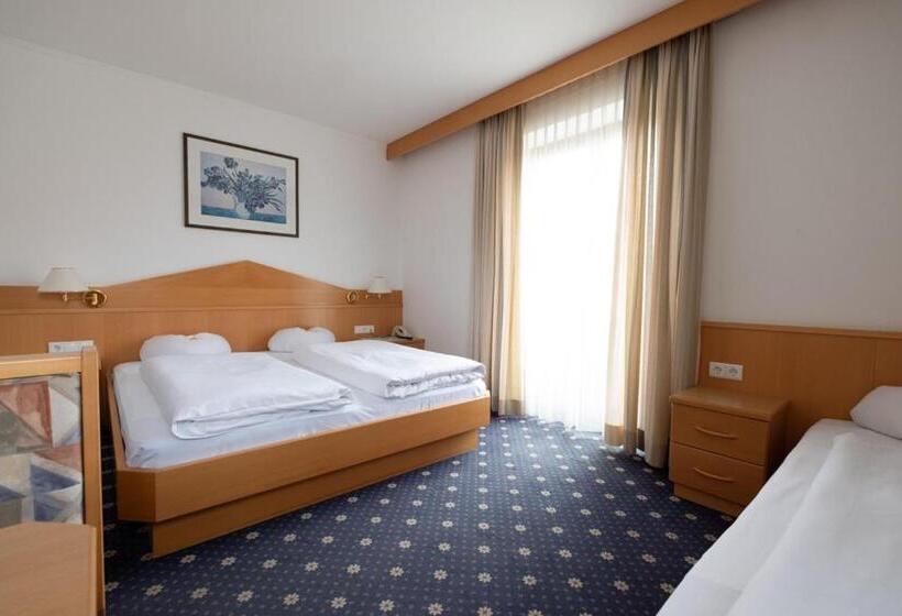 חדר סטנדרט לשלושה עם מרפסת, Garni Volgger