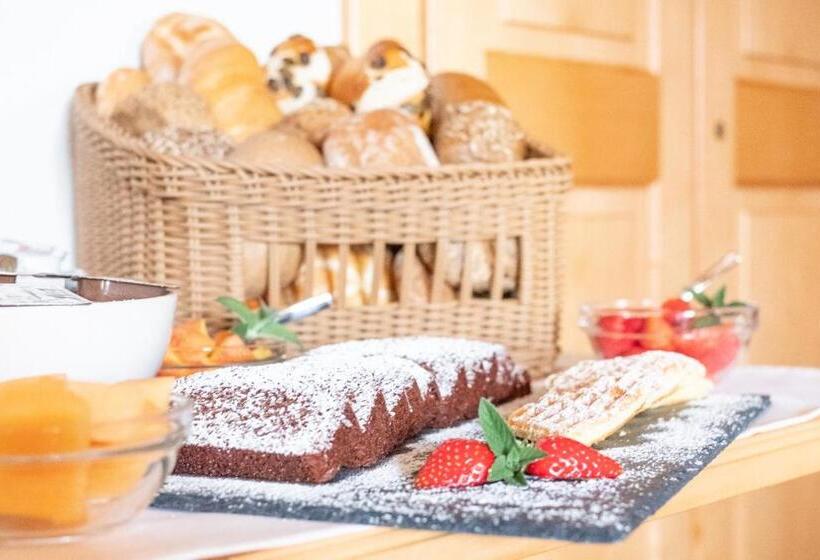 חדר סטנדרט לשלושה עם מרפסת, Garni Volgger