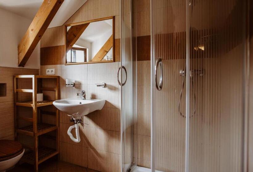 غرفة عائلية مطلّة علي الحديقة, Pension Styl