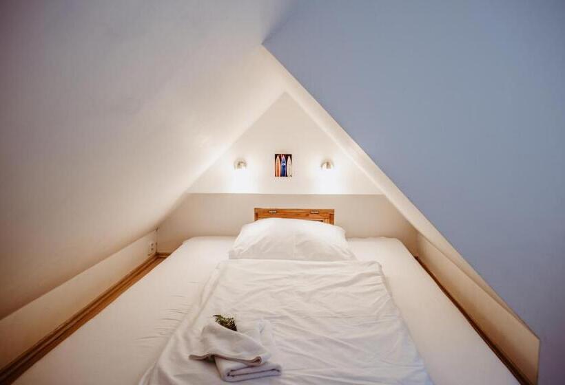 غرفة عائلية مطلّة علي الحديقة, Pension Styl