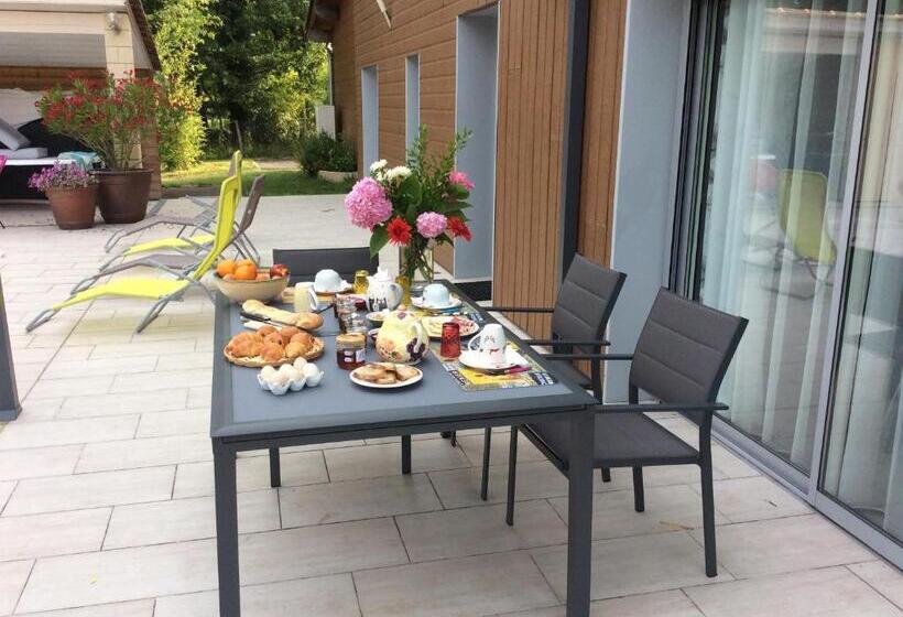 标准间带游泳池, Gîte Du Puy De L étang