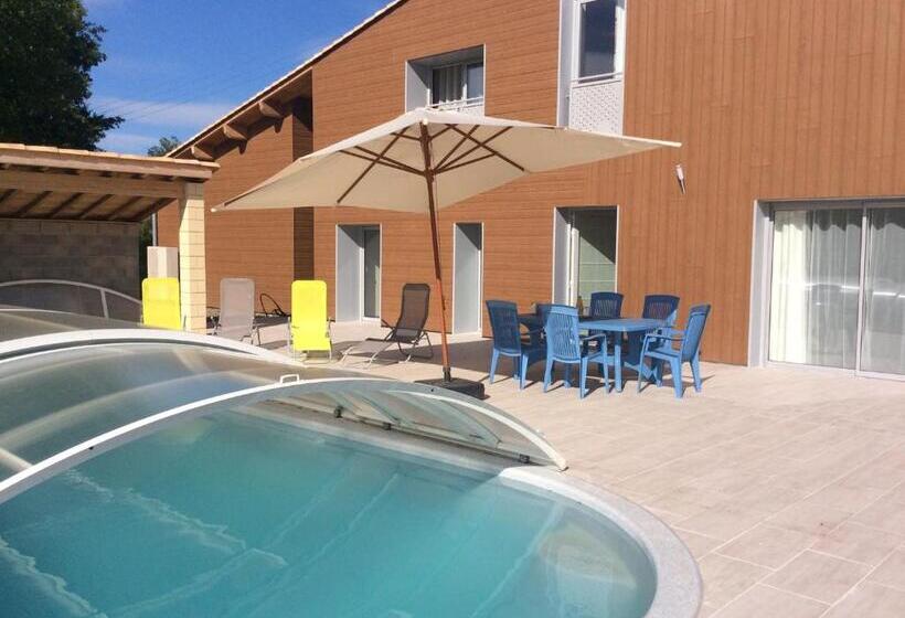 标准间带游泳池, Gîte Du Puy De L étang