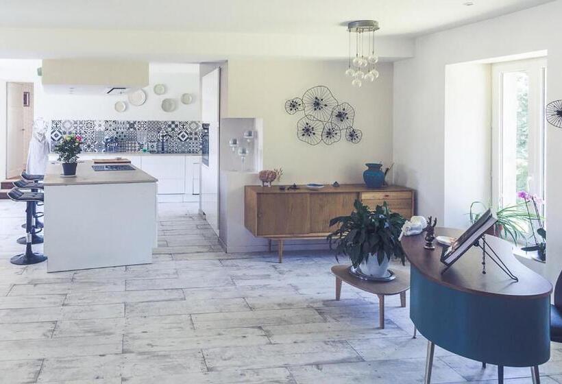 חדר משפחתי, Clos Charmille