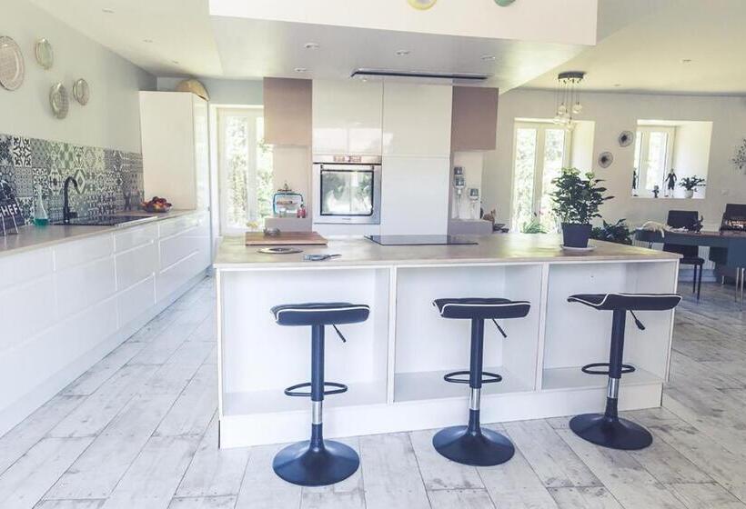 חדר משפחתי, Clos Charmille