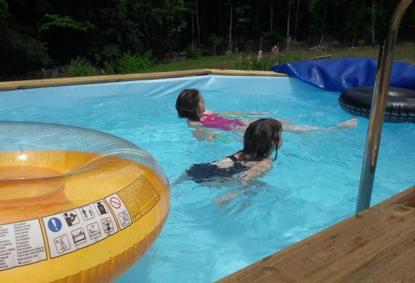 חדר משפחתי, Clos Charmille